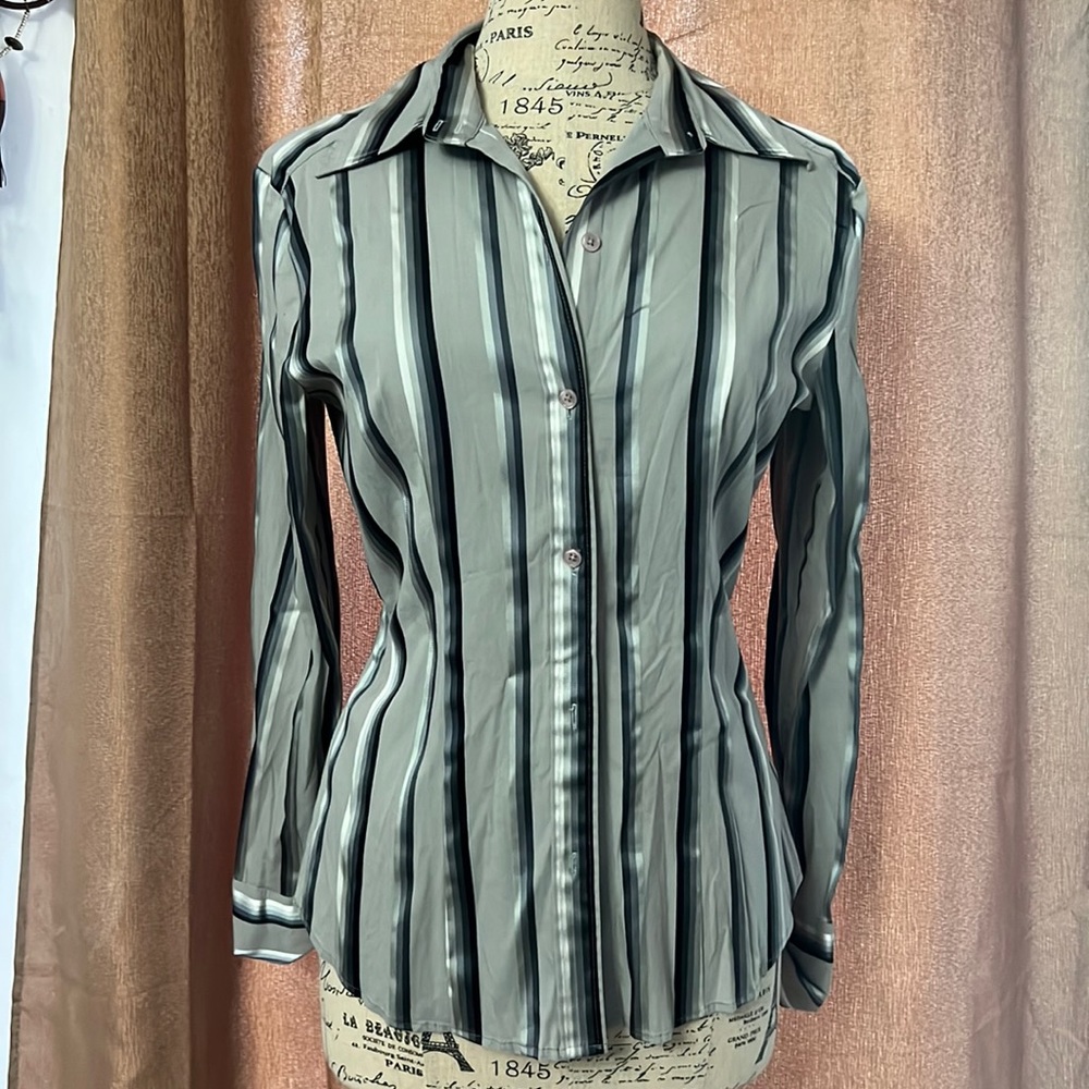 New York & Company Grey Button top
